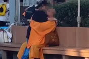 影/夭壽哦！新樂園光頭男穿袈裟「女上男下」交疊熱吻