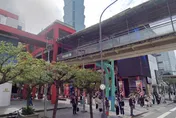 信義區空橋活春宮！男後方衝刺「換個姿勢」　老司機上不了車