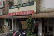 連鎖義大利麵再爆「蟑螂餐」　客人反應店員竟笑回：中獎啦