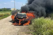 影/苗栗「轎車遭烈火吞噬」！車主：下車前在車內抽菸