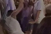 影/大稻埕煙火又有超硬大場面！男男互毆1人倒地旁人嚇呆