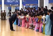 影/金正恩向百姓鞠躬　承諾給為俄戰死士兵遺屬「美好生活」