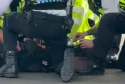 英少年「街頭持槍」引虛驚…警方急逮人　疑僅是動漫展道具