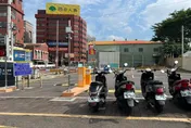大甲停車場「一排機車違停」擋入口　警到場開罰拖吊