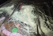 影/台中嚴重暴力事件！「連人帶車被砸爛」血噴車內跟圍牆