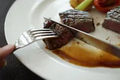 失智症前兆有哪些？研究發現「吃飯習慣」改變是警訊！5大早期症狀自我檢測
