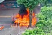 影/新店路邊駭人火海　貨車車頭燒到剩殘骸