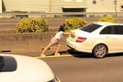 影/直擊！國道「神力女超人」內線手推故障賓士50米