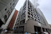 影/恐怖！土城建案工地8樓竄濃煙　2工人受困驚險救援