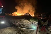 苗栗夜半「大規模火警」！垃圾場狂燃　恐怖焰海直擊