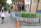 館長率小草旁聽！彭振聲哭訴「家破人亡」再開庭　北檢外架拒馬