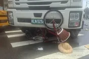 高雄大貨車擦撞腳踏車！翁一度困車底　驚險畫面曝