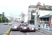 急啥？三車並排卡陸橋　塞1hr害交通大亂