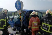 影/新莊貨車高速衝撞紅綠燈　駕駛受困骨折酒測值超標