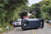 陽明山休旅車自撞翻車　夫妻上山採花狼狽送醫