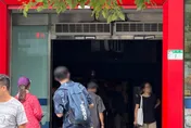 影/北市大賣場停電20分鐘「眾人摸黑用餐」　台電：雷擊所致