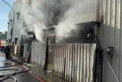影/台南東區民宅火警　鐵皮屋悶燒濃煙狂竄
