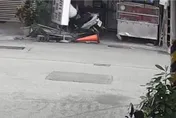台中西屯嚴重車禍　機車伯「撞進路邊攤」命危搶救中