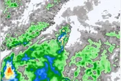 週末變天！南海「熱帶擾動」發展　雨彈炸東部、中南部