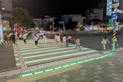 行人地面警示燈上路！「隨號誌發光」保障行人、駕駛安全