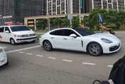 桃園救護車鳴笛1分鐘！保時捷女「硬不讓」　被敲車門了