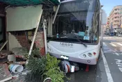 台南公車「撞破民宅圍牆」　消防栓遭波及狂漏水