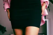 影/美國女教師當網紅…「緊身裙+香奈兒包」校園拍辣片惹爭議