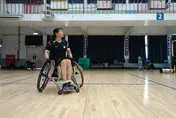 離婚又遭鐵捲門砸腰　帕運選手楊伊宸用球拍擊敗悲痛