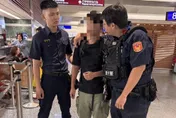 影/北市接連逮獲外籍詐騙車手　警分析：高報酬馬國人最多