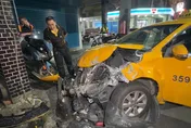 影/高雄17歲少年無照騎車　路口猛撞計程車慘摔送醫
