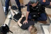 影/桃園通緝犯剛要出門就撞見警察！　反鎖大門遭甕中捉鱉