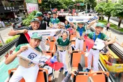 東園國小少棒凱旋遊行！睽違29年奪冠歸來　台北街頭沸騰