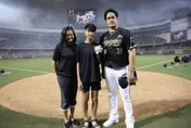 林智勝最後一轟創1史上最難破紀錄！母子球迷主動送回全壘打球