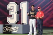 林智勝引退儀式上揭曉新身分！魏應充將味全龍教練棒交給大師兄