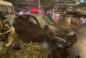 十四張站旁客運小巴迴轉遭撞擊！　2人受傷送醫