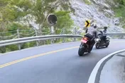 影/太魯閣天祥三寶機車盲彎跨線對撞　網傻眼：在想什麼