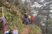 影/阿里山登山意外！67歲婦登山踩空　警消繩索拉抬驚險救援