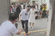 柯文哲直奔新竹老家　「跨火爐」再進家門