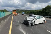 國3南雲路段驚傳車禍　小客車追撞清掃緩撞車車頭全毀