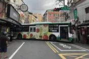 影/蘆洲公車自撞車禍　學生專車轉彎失控撞飲料店招牌