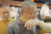 柯文哲落淚參拜父親牌位　本藏法師：爸爸在這很好