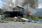 花蓮光復鄉兩層鐵皮民宅燒成骨架！　消防出動12車20人撲滅