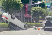 高雄慘烈大翻車！3車猛撞翻覆1人緊急送醫
