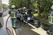 影/北市休旅車追撞貨車起火　2駕駛及時逃生