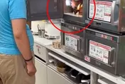 加熱木盒便當害超商微波爐「發爐」　男客竟呆站一旁觀火