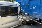 高速衝施工區！廂型車猛撞「塞入」大貨車尾　駕駛遭夾困