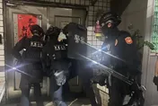 影/新莊民宅藏職業賭場　警突襲攻堅逮28人扣200萬