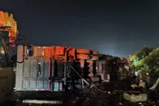 國1凌晨驚魂！聯結車撞破護欄　油箱噴飛墜地爆炸
