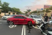影/轎車「神秘迴轉」！男子稱路況不熟　逆向撞車幸無人傷