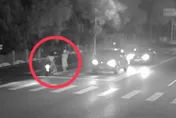 恐怖！男無視保護令深夜騎車追女　遇執勤員警救命